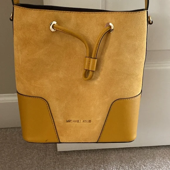 Yellow Michael Kors Small Bucket Bag. Crossbody. - Picture 2 of 9